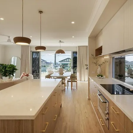 Nordica Luxury Bayside Retreat Wynnum Sleeps 10 Holiday home *
