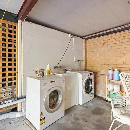 Beautiful 2 Bedroom Unit In Prime Location!