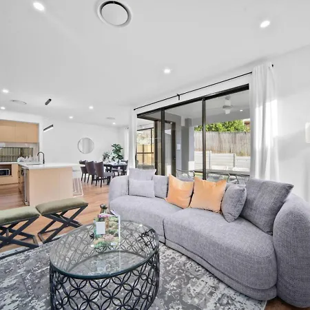Comfortable 4 Bedroom Family With 3 Bathrooms And Air Conditioning Holiday home Brisbane