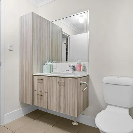 2-storey 3br Haven - Sleeps 8 - Free Parking & Gym Brisbane