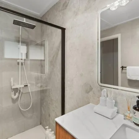 Brand New Modern Comfort Study And Gym Holiday home Brisbane
