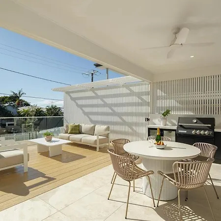 Nordica Luxury Bayside Retreat Wynnum Sleeps 10 Holiday home *