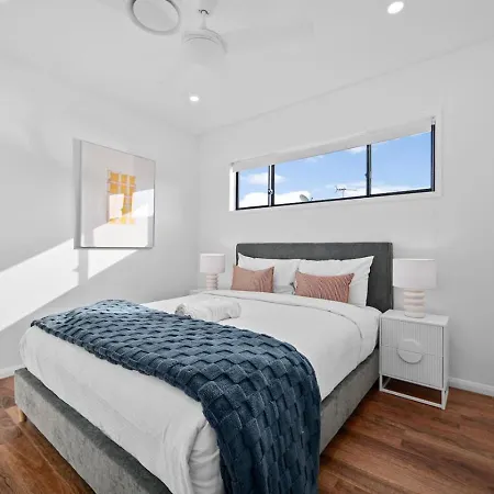 Comfortable 4 Bedroom Family With 3 Bathrooms And Air Conditioning