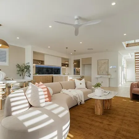 Nordica Luxury Bayside Retreat Wynnum Sleeps 10 Holiday home