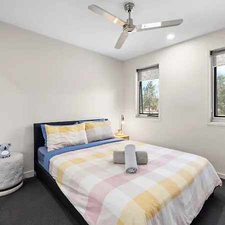 Spacious 3 Bedroom Townhouse In Prime Location! Holiday home