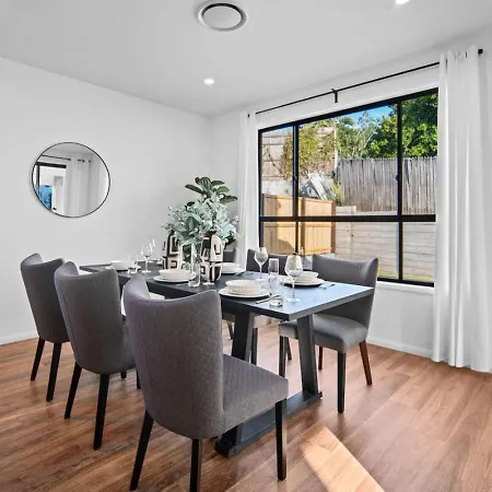 Comfortable 4 Bedroom Family With 3 Bathrooms And Air Conditioning Holiday home *