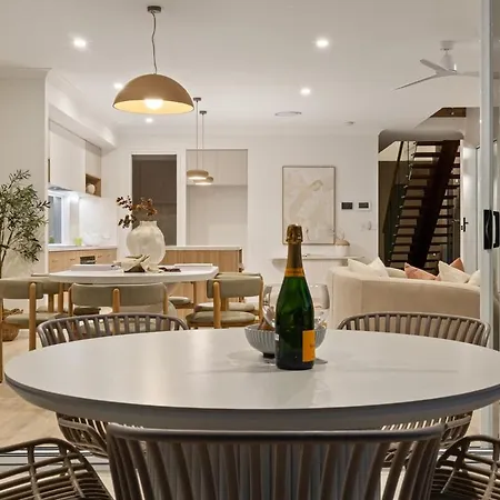 Nordica Luxury Bayside Retreat Wynnum Sleeps 10 Holiday home *