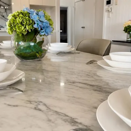 6 Beds Stylish Home In Coorparoo, 10 Mins To Cbd