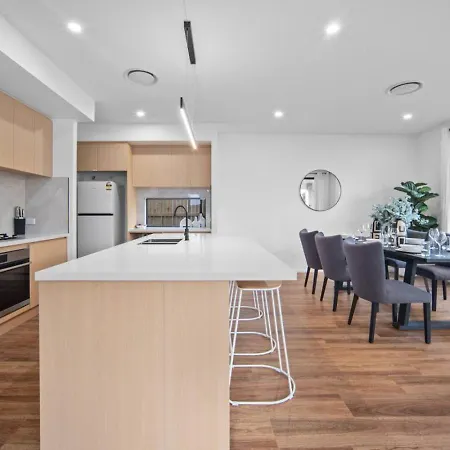 Comfortable 4 Bedroom Family With 3 Bathrooms And Air Conditioning Holiday home Brisbane