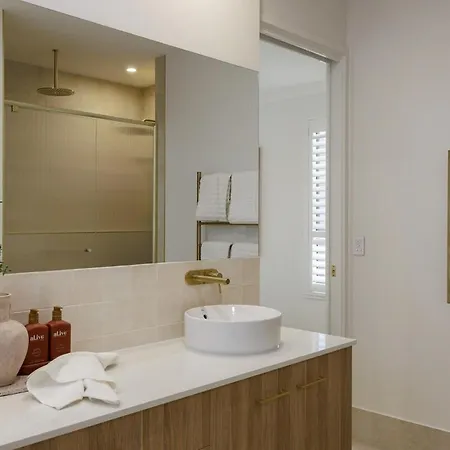Holiday home Nordica Luxury Bayside Retreat Wynnum Sleeps 10 Brisbane