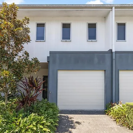 Holiday home Spacious 3 Bedroom Townhouse In Prime Location!