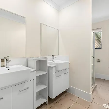 Holiday home Bayside Mansion Sleeps 14 Pool Sauna Kids Brisbane