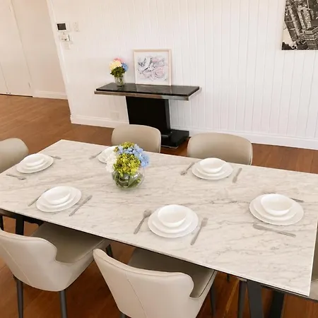 6 Beds Stylish Home In Coorparoo, 10 Mins To Cbd Holiday home *