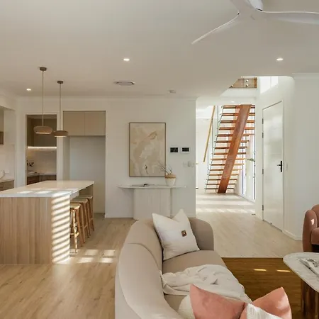 Nordica Luxury Bayside Retreat Wynnum Sleeps 10 Brisbane