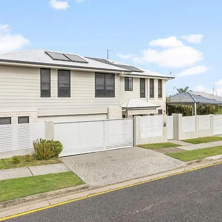 Holiday home Bayside Mansion Sleeps 14 Pool Sauna Kids Brisbane