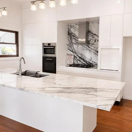 Holiday home 6 Beds Stylish Home In Coorparoo, 10 Mins To Cbd Brisbane