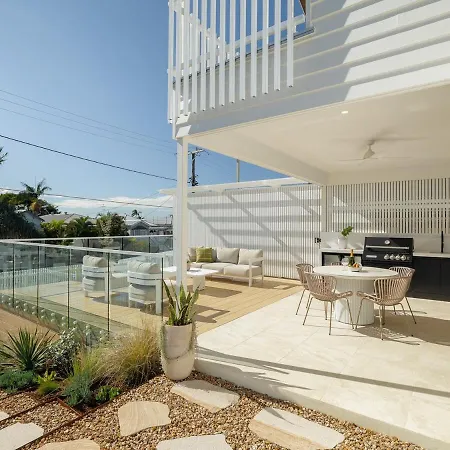 Nordica Luxury Bayside Retreat Wynnum Sleeps 10 Holiday home
