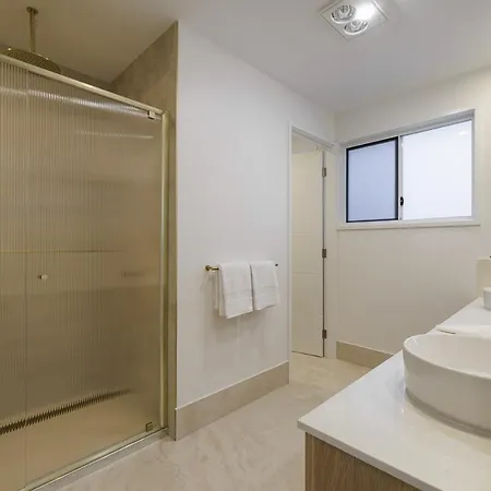 Nordica Luxury Bayside Retreat Wynnum Sleeps 10 *