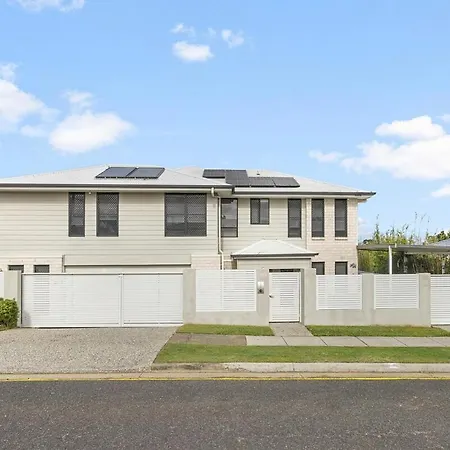Bayside Mansion Sleeps 14 Pool Sauna Kids Brisbane