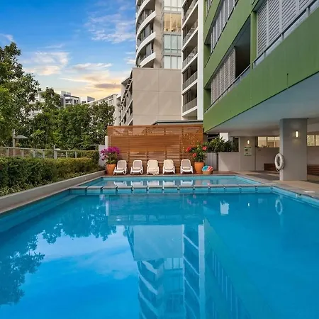 Entire Unit - 2 Pools - Sauna - Park - Cbd Views - Baby Ready *