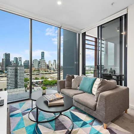 Sunny, & Modern With Breathtaking Views! Apartment