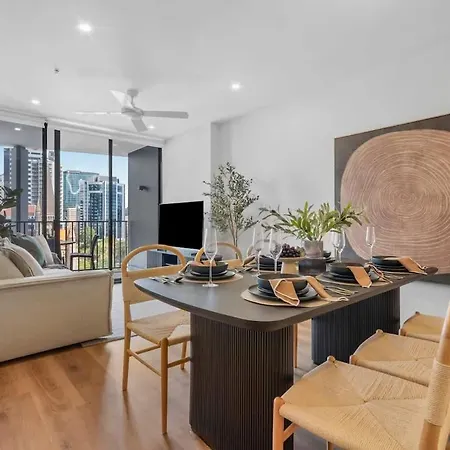 Spire - Free Car Park Apartment *