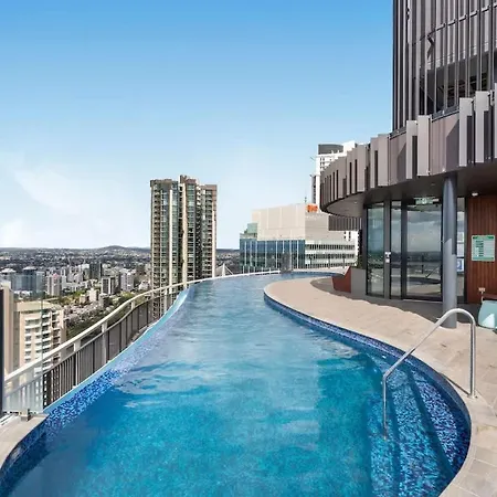Spire - Free Car Park Apartment *