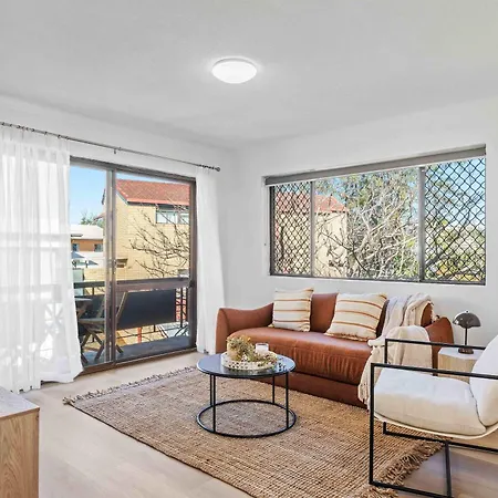 Llewellyn Court Apartment *