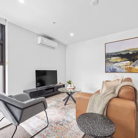 Bright & Spacious 1br With Balcony & Car Park! Apartment *