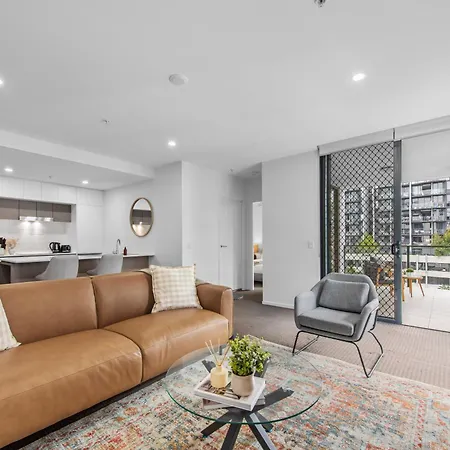 Apartment Bright & Spacious 1br With Balcony & Car Park! *