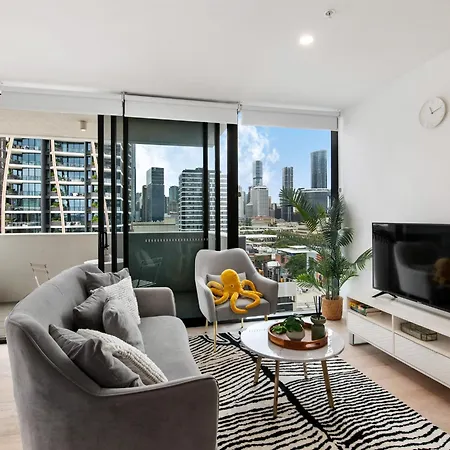 Apartment Convenient To Urban Living By Private Host