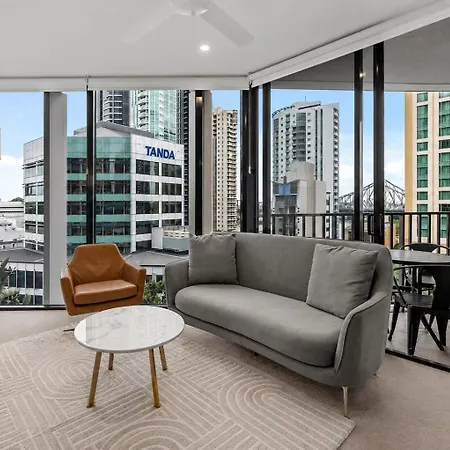 Apartment Modern 2br With River Views, Rooftop Pool, Parking *