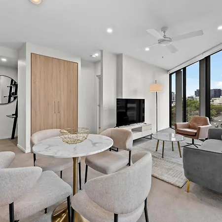 Modern 2br With River Views, Rooftop Pool, Parking Apartment *