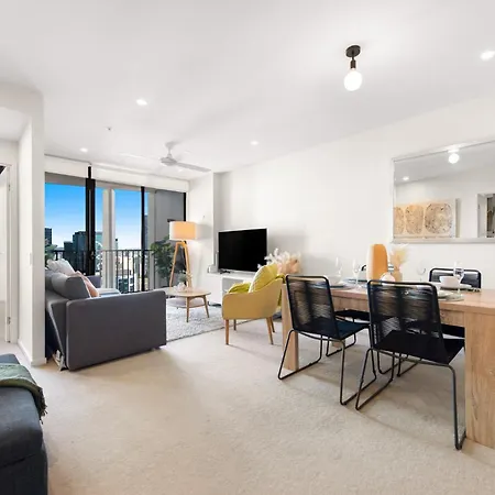 Inspired Serenity With River Views, Fast Wifi, Carpark, Gym, Rooftop Pool Brisbane