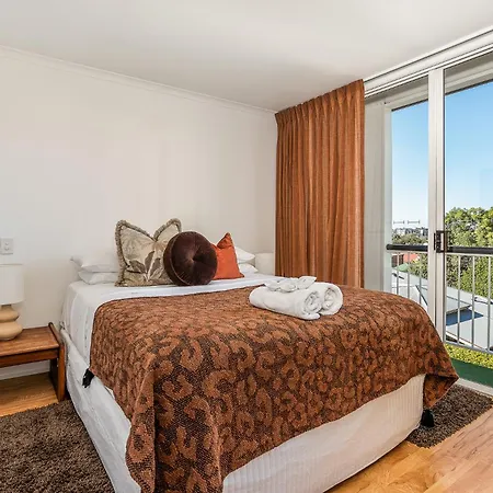 Apartment Mid-century Kangaroo Point - 1br Apartment, Walk To Cbd, River & The Gabba *