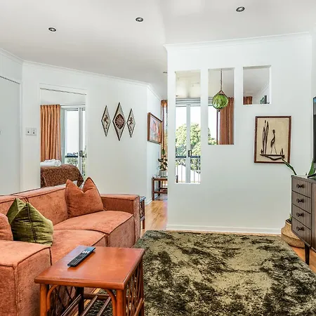 Mid-century Kangaroo Point - 1br Apartment, Walk To Cbd, River & The Gabba Apartment Brisbane