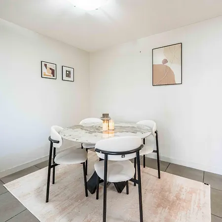 Spacious Riverside 2br Cbd Parking Pool & Gym