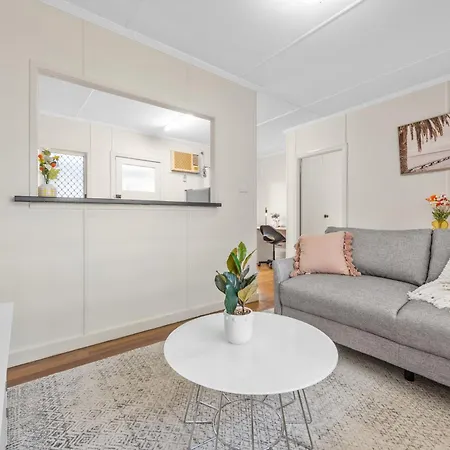 Apartment Comfy & Cozy 1br With Parking, Wifi And Study Desk