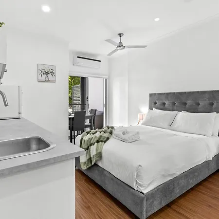 Bright With River View, Pool, Gym & Balcony Apartment Brisbane