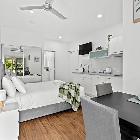 Apartment Bright With River View, Pool, Gym & Balcony