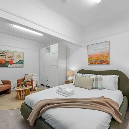 Cozy And Comfy - Short Walk To Hospital And Cbd Apartment