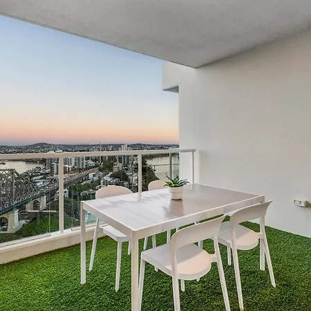 Penthouse Style - Story Bridge Views - Sleeps 8 - Baby Friendly Apartment