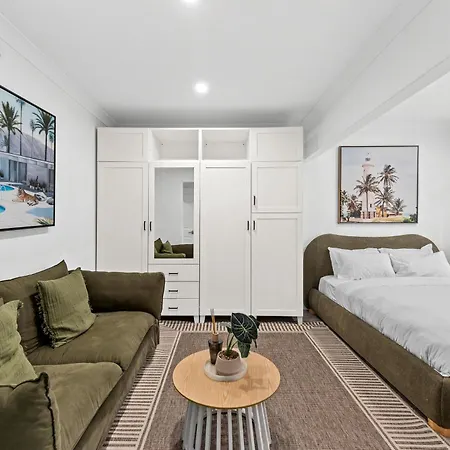 Stylish And Comfy - Short Walk To Hospital Apartment