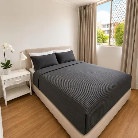 Upmarket Queen & Bath, Renovated, Quiet, Airport 10 Min - Shared Accomm Apartment