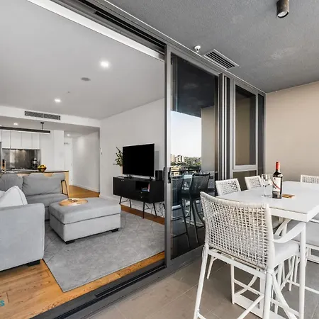 South 1 Bedroom With Pool * Brisbane