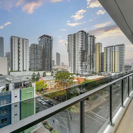 South 1 Bedroom With Pool * Brisbane