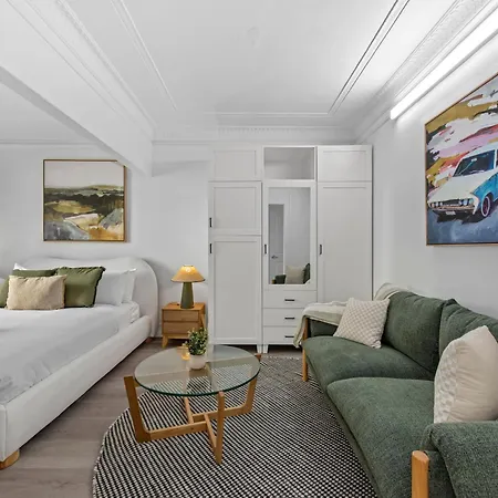 Stylish And Cozy - Short Walk To Hospital Apartment