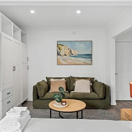 Cozy - Short Walk To Hosp And Cbd With Balcony Apartment *