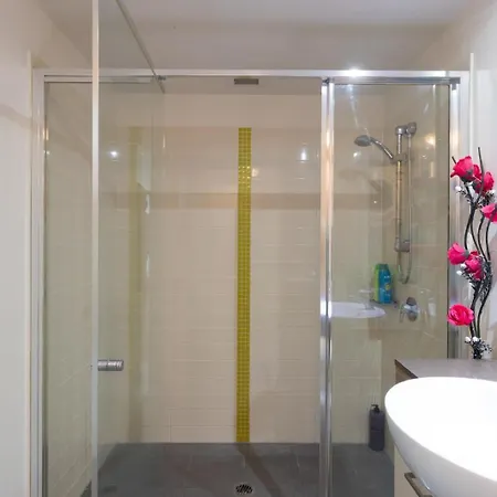 Chic 1br Retreat Heart Of Pool&gym Views Apartment