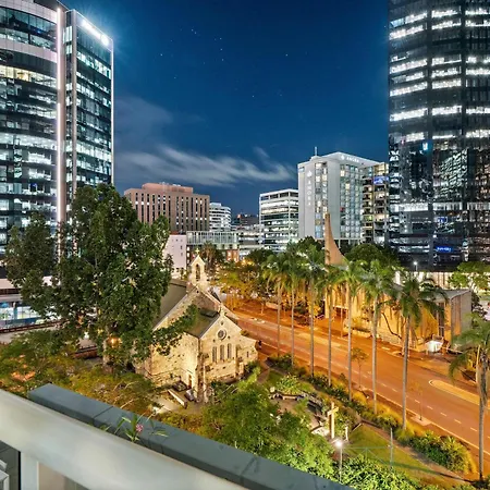 Stylish 2 Bed 2 Bath Balcony Parking Pool & Gym